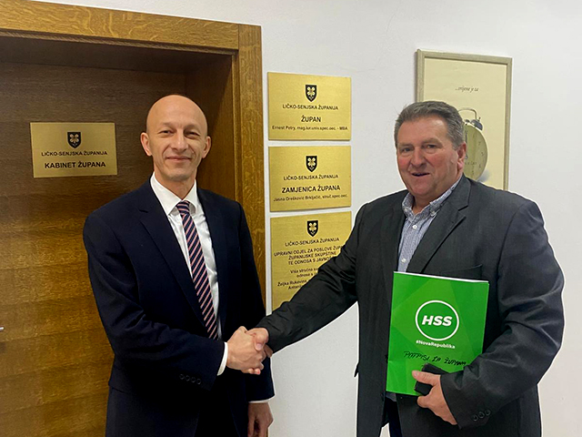 Župan Petry i načelnik Brinja  Fumić kji je donio HSS-ove potpise podrške                                                                                                                                                                                 